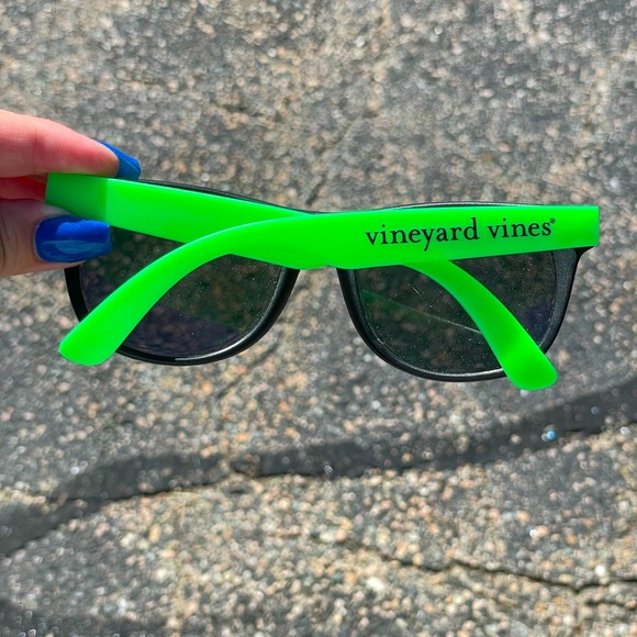 🆕Never Worn Vineyard Vines Sunglasses - Picture 3 of 5